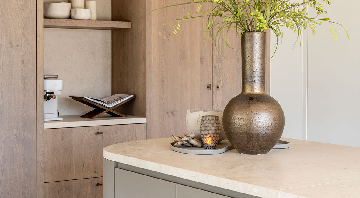 Decoratieset keuken met onder andere een organisch dienblad, vaas en windlicht