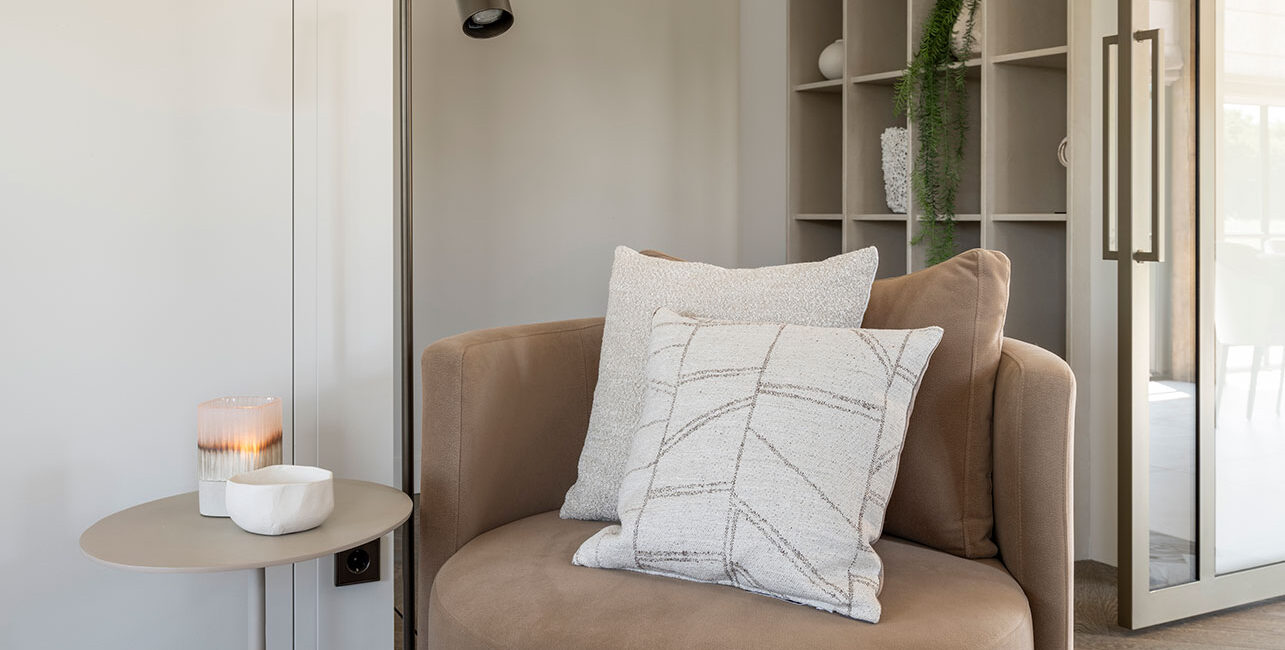 Draaifauteuil Pablo met ronde vormen en hoekige details