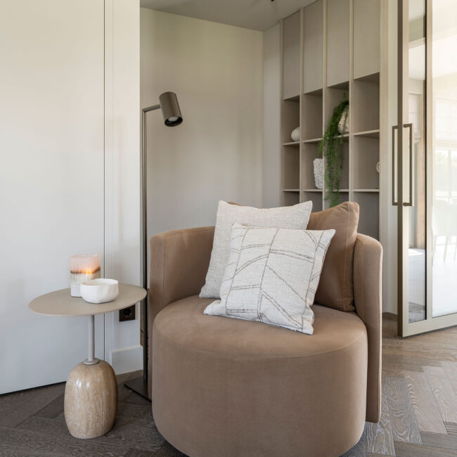 Draaifauteuil Pablo met ronde vormen en hoekige details