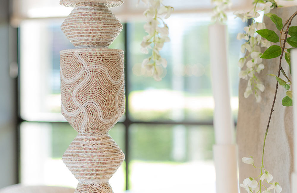 Kralenpilaar als onderdeel van decoratieset op eettafel