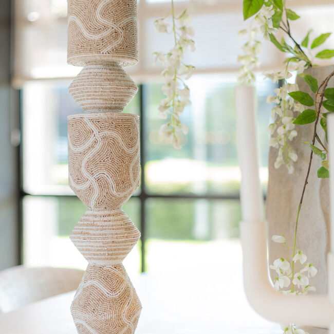 Kralenpilaar als onderdeel van decoratieset op eettafel