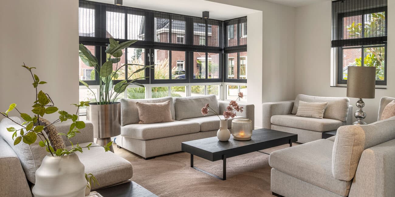 Bank waar de elementen los van elkaar in de woonkamer zijn geplaatst.