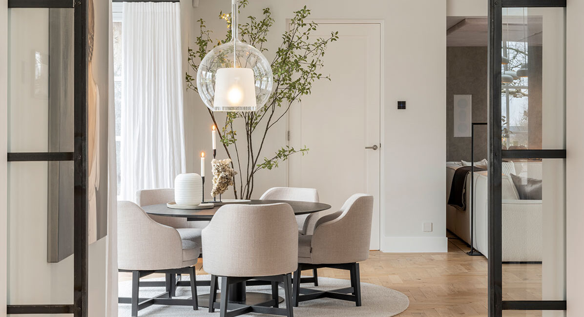 Eetkamerstoel lamos greige met zwarte poot