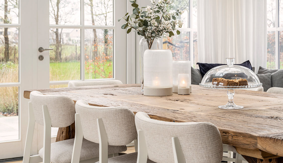 Eetkamerstoel Cleo houten poot en stoffen zitting