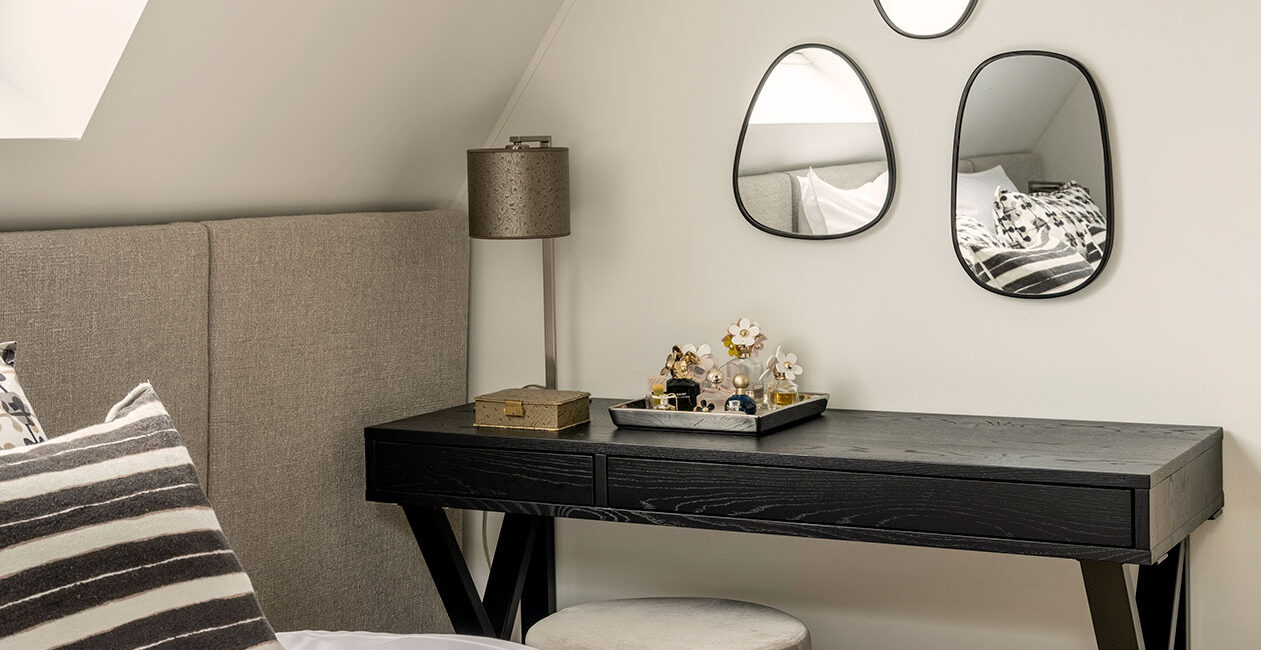 Oxford bureau met brede en smalle lade in kleur zwart