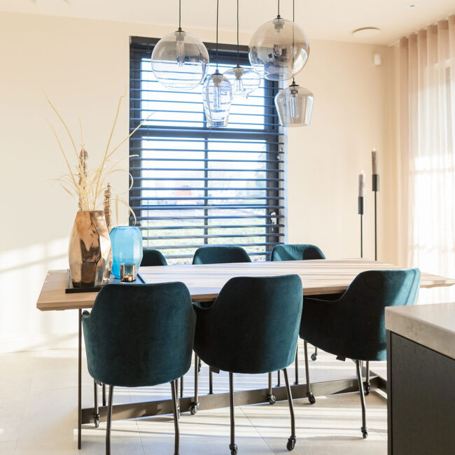 Eetkamerstoel blauw met wieltjes